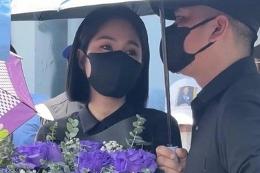 Lê Phương, người thân đưa tro cốt diễn viên Quý Bình về với biển Cần Giờ