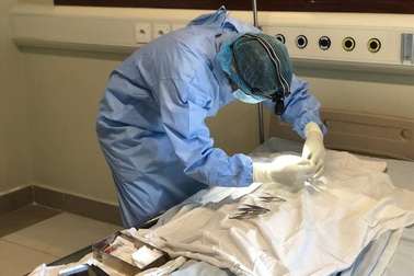 Chẳng áo trắng nào muốn nhấc bỏ một phần cơ thể của những sinh linh bé nhỏ