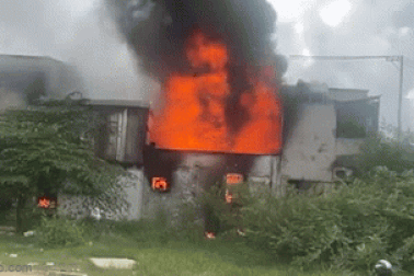 Chủ quán cà phê ôm con chạy thoát thân trong vụ cháy cửa hàng sơn