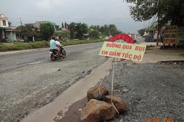 Con đường “khổ quá” lại...  “nát như tương”!