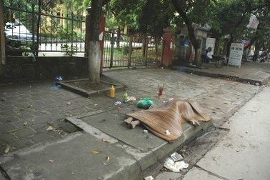 Xác ông già nằm ngay cổng bệnh viện