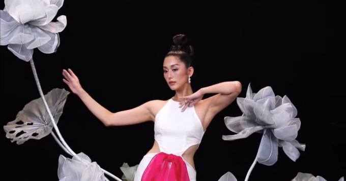Nữ hoàng lookbook Ngọc Ánh uyển chuyển, liên tục tạo dáng trong thử thách chụp ảnh cùng bồn hoa sen.