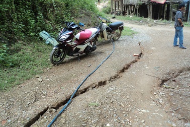 Núi lở vùi lấp 3 nhà dân