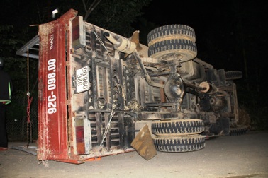 Xe chở gỗ keo mất thắng, 1 người tử vong