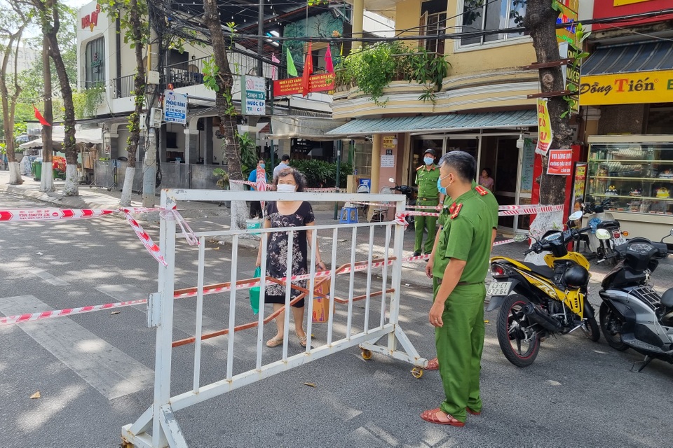 Đà Nẵng: Phong tỏa, phun khử khuẩn quanh khu vực quán bar New Phương Đông - 3 Đà Nẵng: Phong tỏa, phun khử khuẩn quanh khu vực quán bar New Phương Đông - 3