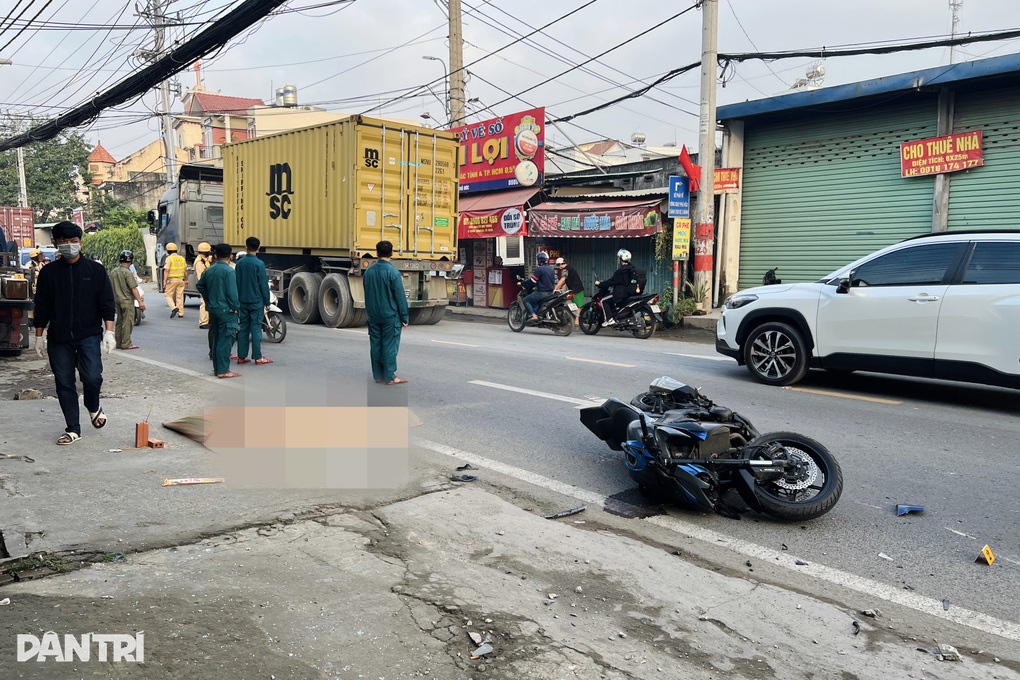 Dừng mô tô sát vỉa hè, người đàn ông bị xe tải tông tử vong ở TPHCM - 1