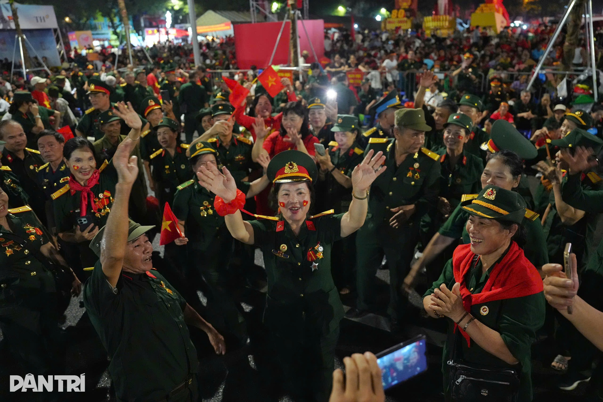 Đêm Hà Nội rộn rã tiếng ca, hàng vạn người hân hoan chờ lễ diễu binh - 8
