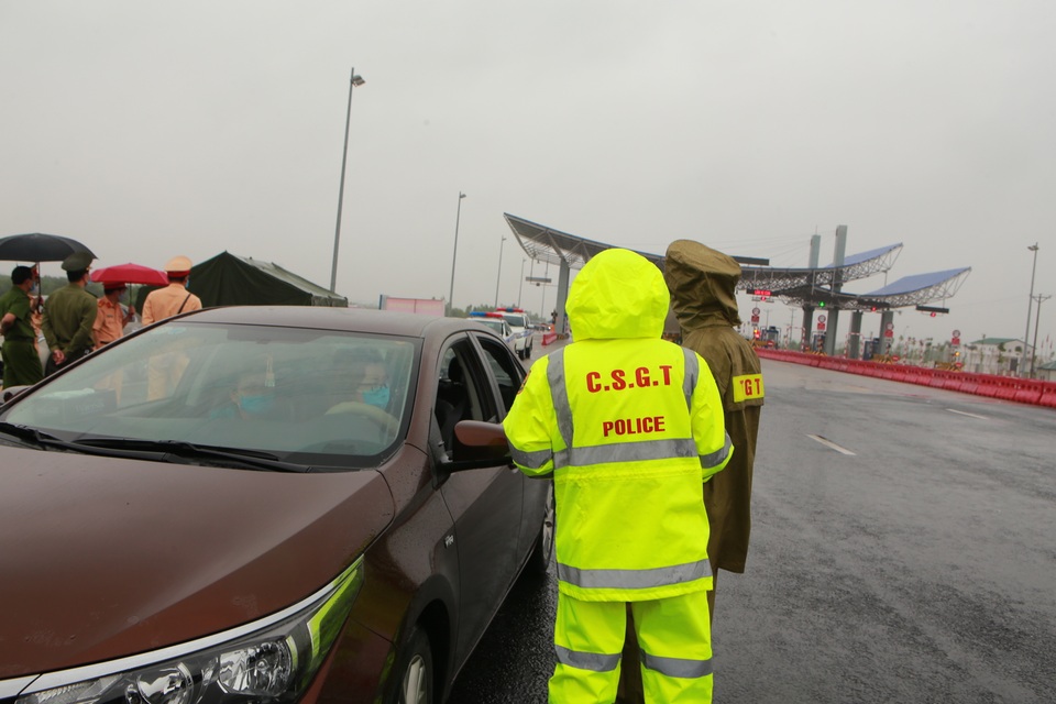 Bị từ chối cho vào thành phố, loạt xe tải nằm chờ giải tỏa hàng tại cao tốc - 10