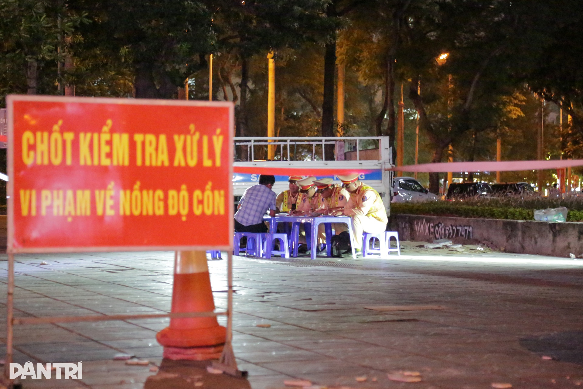 CSGT lập chốt gần quán nhậu, đón lõng xử lý nhiều tài xế vi phạm - 12