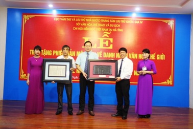 Trao nhận Phiên bản mộc bản về Danh nhân văn hóa Thế giới Đại thi hào Nguyễn Du