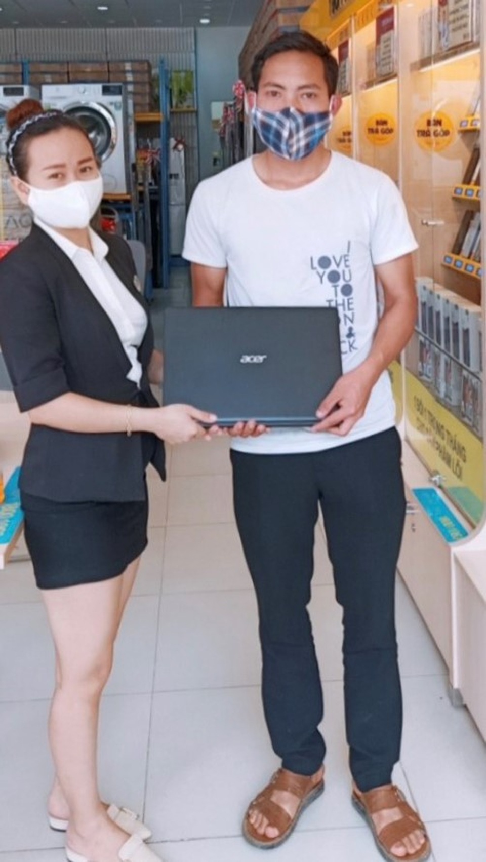 Thào A Chư hiếu học được tặng máy tính để học online - 1 Thào A Chư hiếu học được tặng máy tính để học online - 1