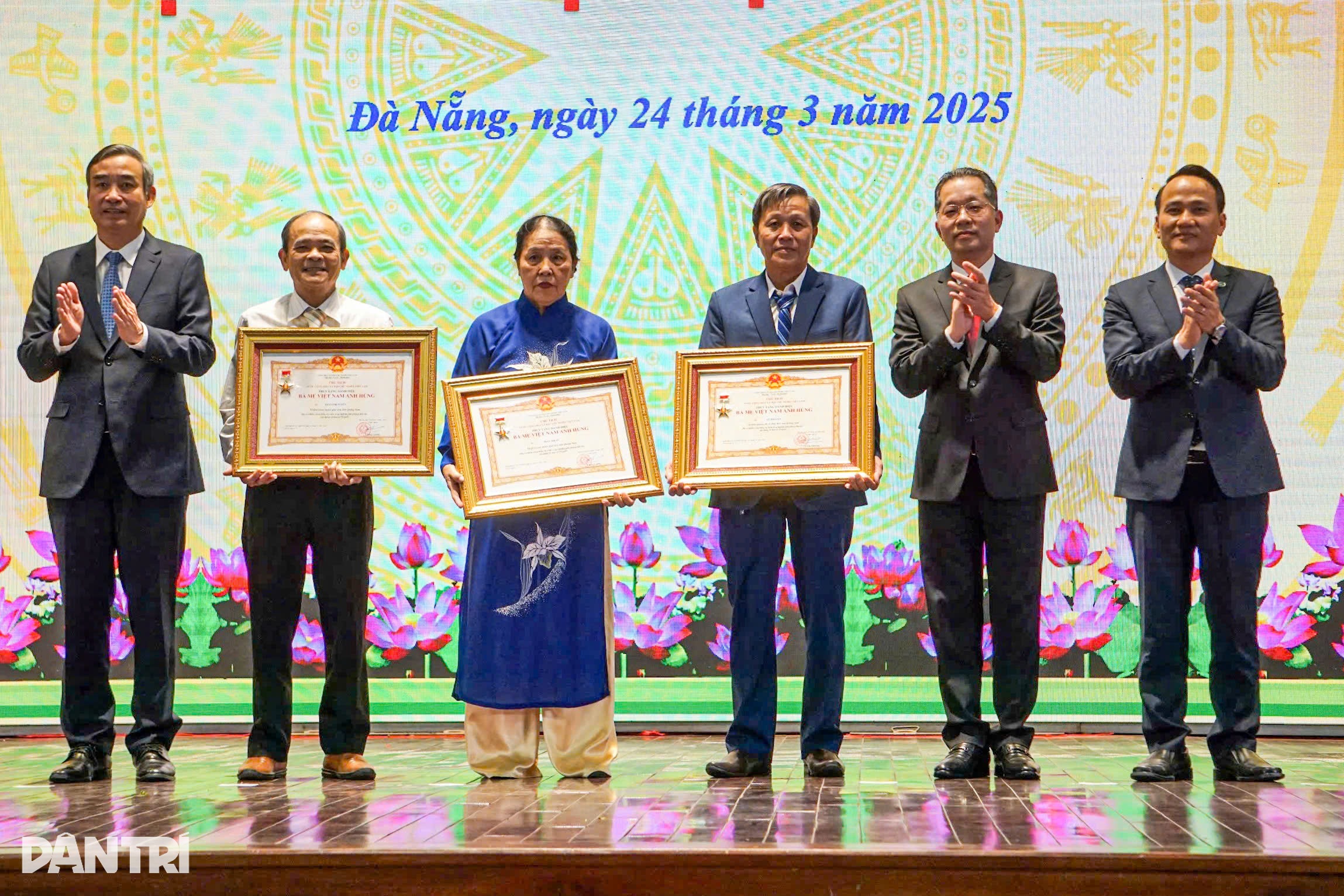 Da Nang merasa terhormat menyambut 3 Ibu Pahlawan Vietnam lagi - 3 Đà Nẵng vinh dự đón nhận thêm 3 Bà mẹ Việt Nam anh hùng - 3