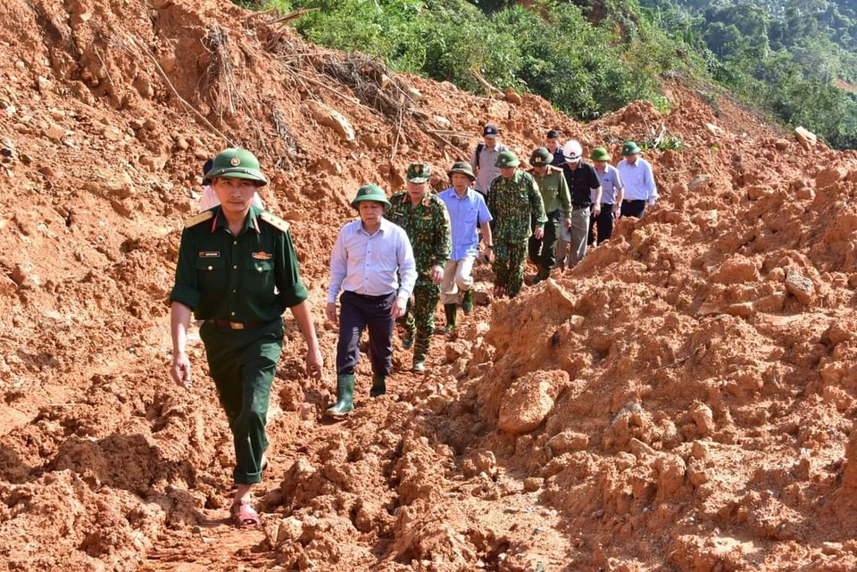 Người thân gào khóc giữa mênh mông sạt lở Rào Trăng - 1 Người thân gào khóc giữa mênh mông sạt lở Rào Trăng - 1