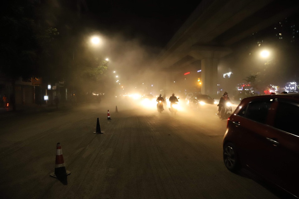 Công nhân thi công đường Nguyễn Trãi thản nhiên thổi bụi vào người tham gia giao thông - 8 Công nhân thi công đường Nguyễn Trãi thản nhiên thổi bụi vào người tham gia giao thông - 8