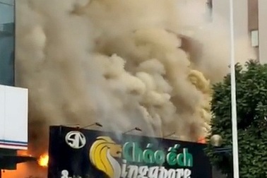 Hà Nội: Lửa thiêu rụi quán Cháo ếch Singapore