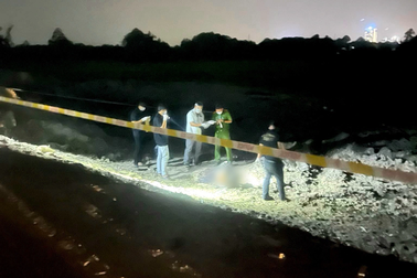 Thi thể người đàn ông bị cháy đen bên cạnh chiếc xe máy