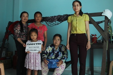 Phú Yên: Bạn đọc giúp đỡ gia đình bé gái 12 tuổi bán vé số nuôi mẹ và em thơ