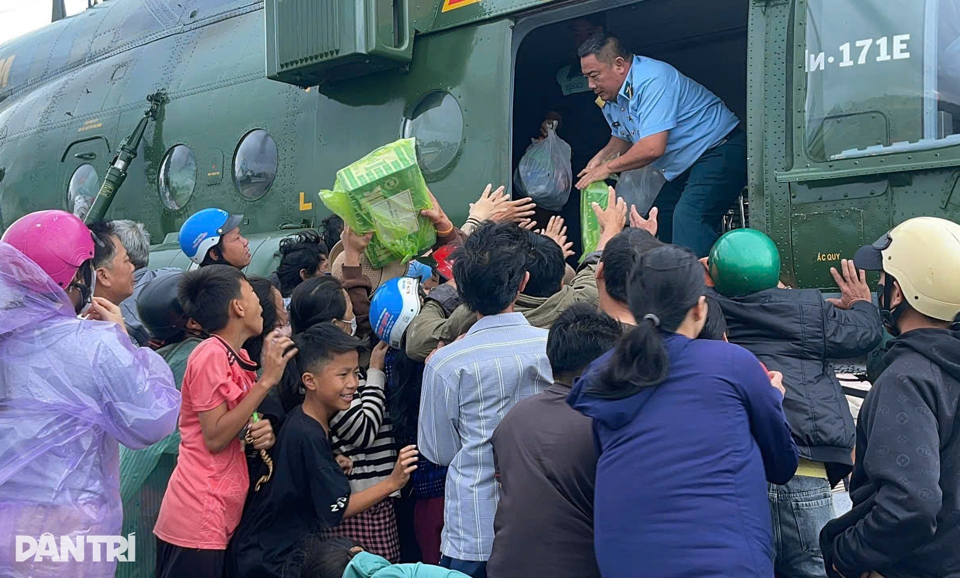 Trực thăng cất cánh liên tục, đưa hàng cứu trợ đến tay người dân miền Trung - 12 Trực thăng cất cánh liên tục, đưa hàng cứu trợ đến tay người dân miền Trung - 12