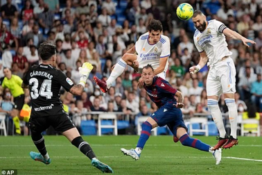 Vinicius lập hat-trick, Real Madrid thắng với tỷ số tennis