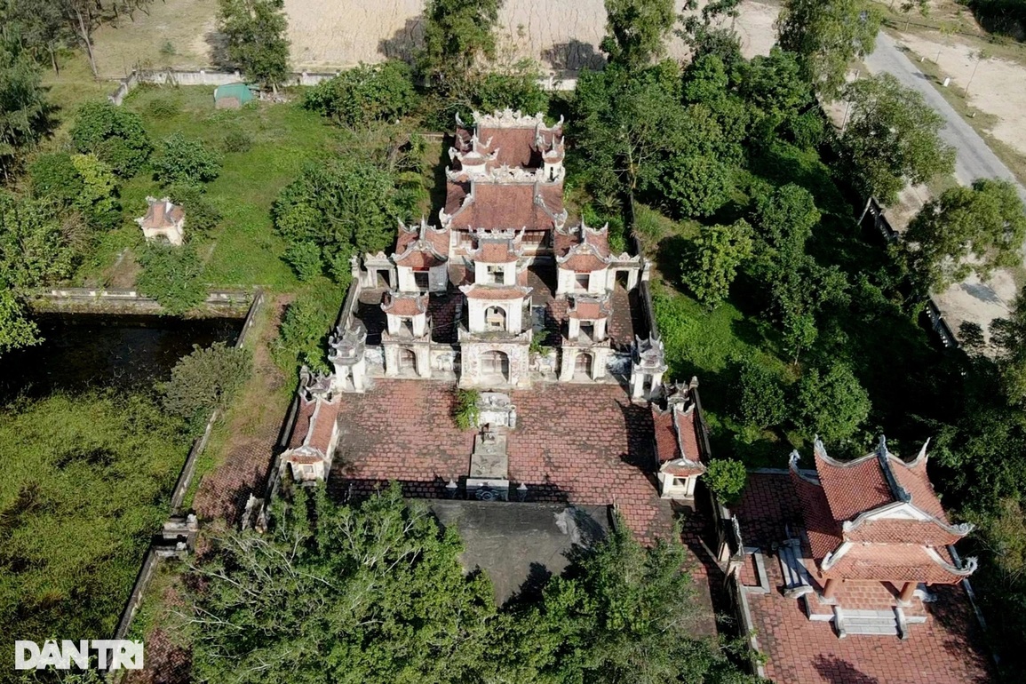 Độc đáo rễ cây ôm trọn hàng cột ngôi đền cổ hơn 600 năm tuổi ở Hà Tĩnh - 6