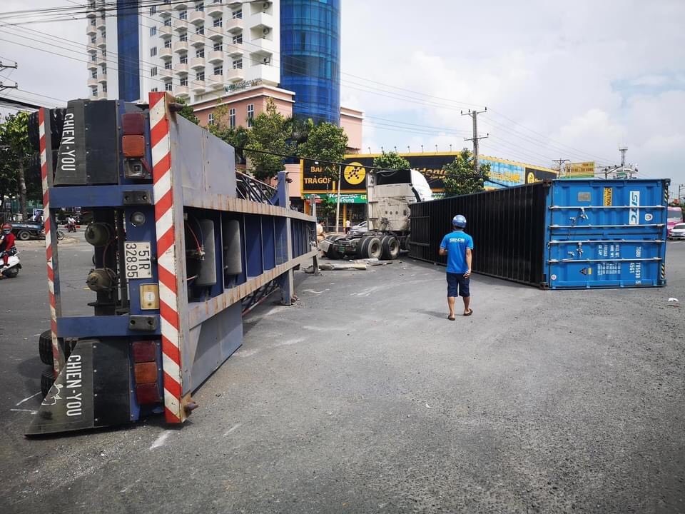 Ô tô 5 chỗ bị ép biến dạng, thùng container văng xuống đường - 1 Ô tô 5 chỗ bị ép biến dạng, thùng container văng xuống đường - 1