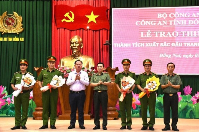 Khen thưởng các lực lượng giải cứu thành công cháu bé bị bắt cóc.