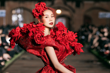 Thanh Hằng diện đầm nặng hơn 15kg, hôn má Đỗ Mạnh Cường kết show