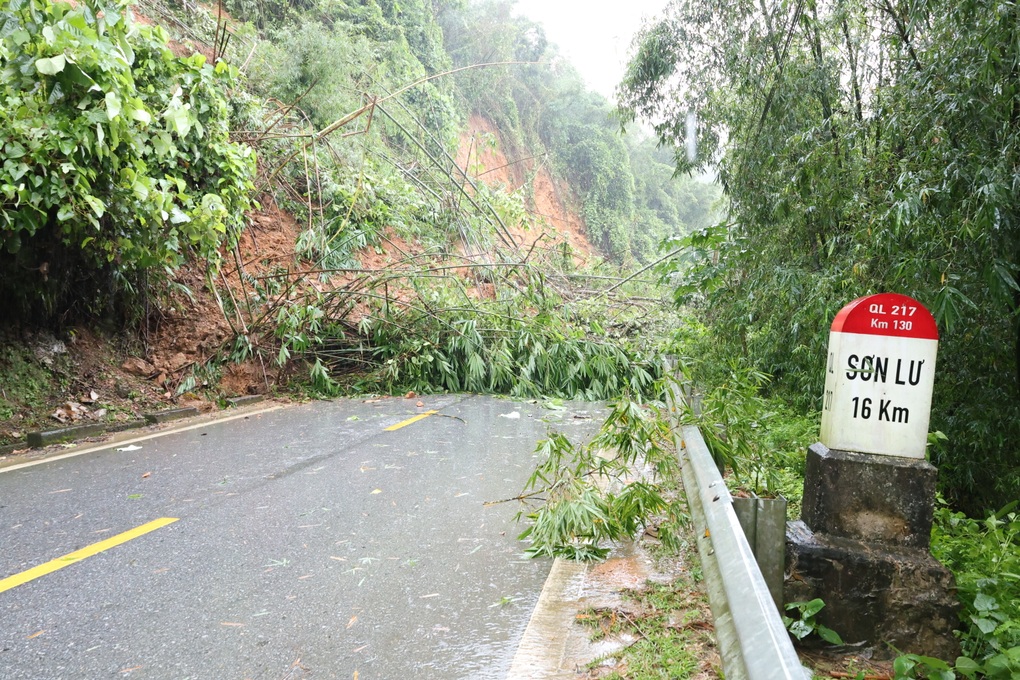 Lũ cuồn cuộn ở Thanh Hóa, nước sông Lam tràn quốc lộ tại Hà Tĩnh - 2