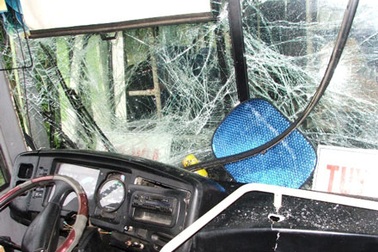 Xe buýt húc nhau, gần 100 hành khách may mắn thoát chết