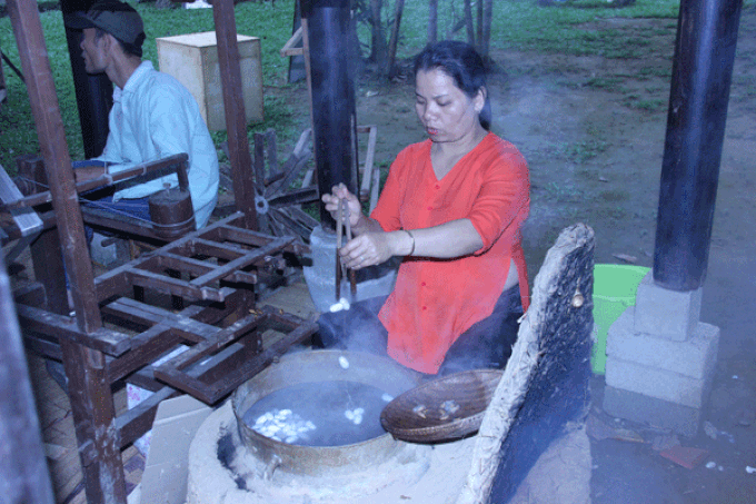 Nghệ nhân của một làng nghề dệt lụa tơ tằm đến từ Quảng Nam tham dự Festival nghề truyền thống Huế. Ảnh tư liệu