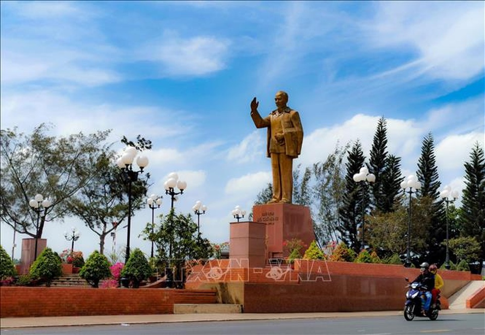 Nhiều ngày canh nắng chọn vị trí đặt tượng đài Bác Hồ trên bến Ninh Kiều - 3 Nhiều ngày canh nắng chọn vị trí đặt tượng đài Bác Hồ trên bến Ninh Kiều - 3