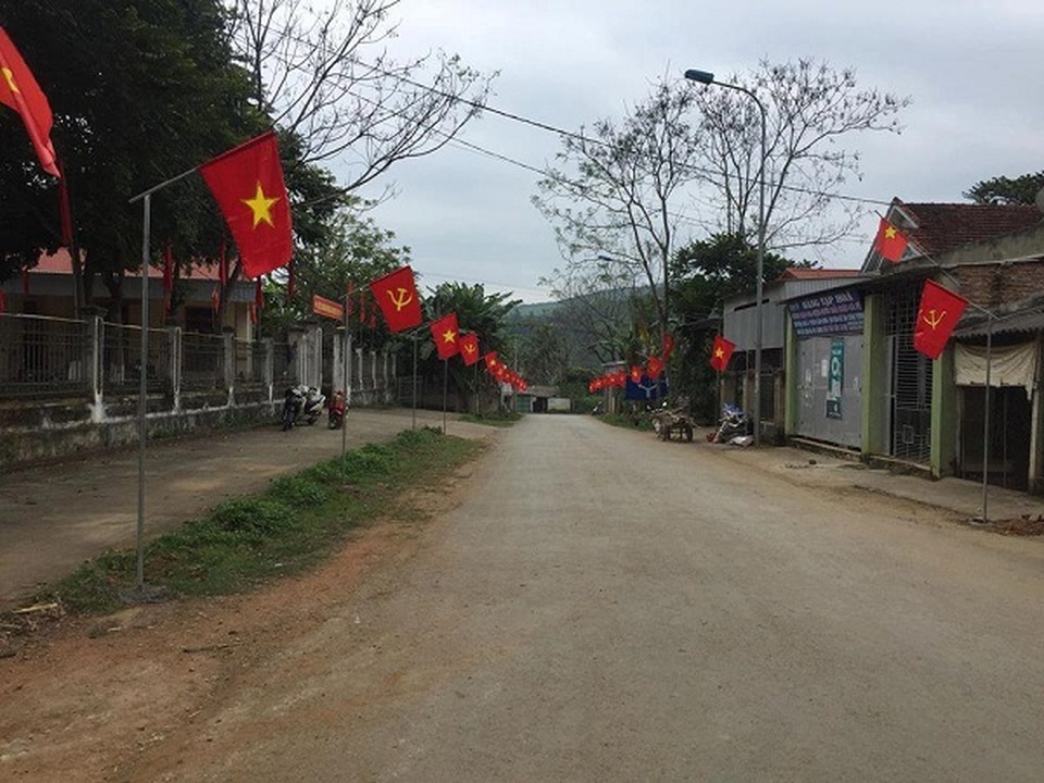“Mãn nhãn” trước những tuyến đường thanh niên rợp cờ đỏ sao vàng - 3 “Mãn nhãn” trước những tuyến đường thanh niên rợp cờ đỏ sao vàng - 3