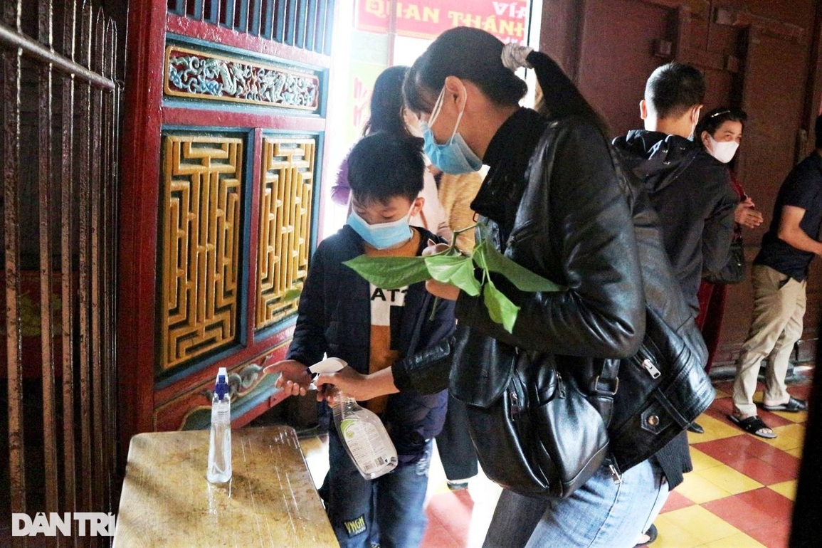 Người dân đội mưa xin lộc đầu năm ở phố cổ Hội An - 2 Người dân đội mưa xin lộc đầu năm ở phố cổ Hội An - 2