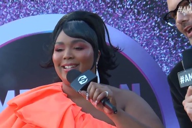 Lizzo xách túi siêu lạ mắt