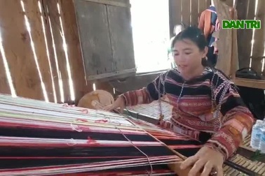 Hồi sinh nghề dệt thổ cẩm trăm năm của người Ba Na ở Bình Định