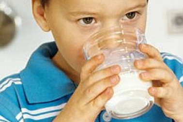 Nước uống nào tốt nhất khi trẻ vận động nhiều?