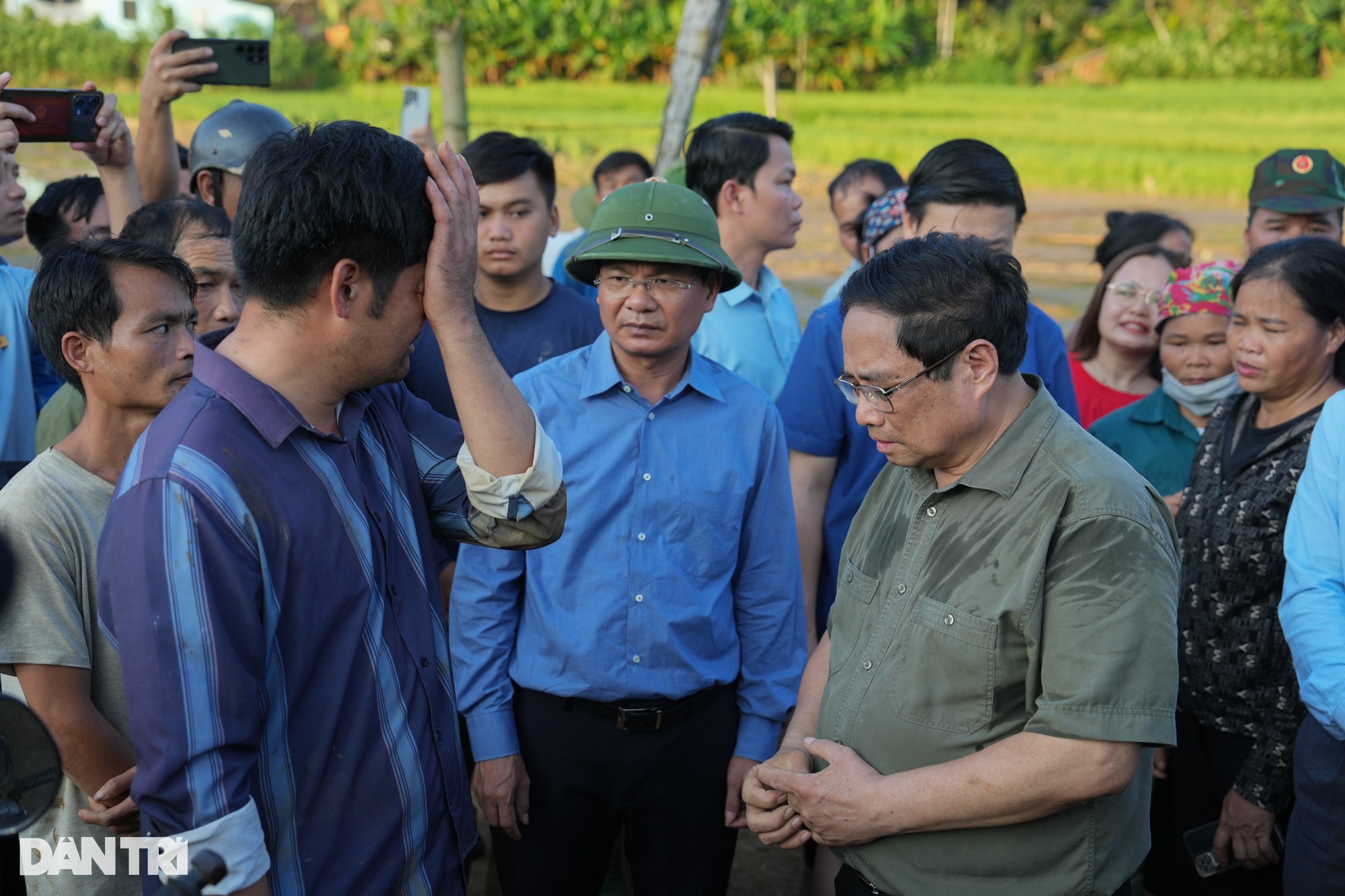 View - Thủ tướng Phạm Minh Chính xúc động khi thấy nước mắt của người dân Làng Nủ | Báo Dân trí