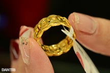 Vàng ảm đạm trước kỳ nghỉ lễ, USD vẫn tăng mạnh