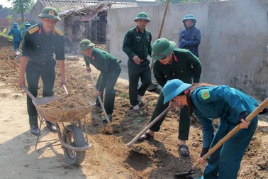 Bộ đội đội nắng giúp dân làm đẹp những con đường