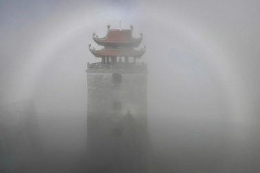 "Phật quang" tỏa sáng rực rỡ trên đỉnh Fansipan khiến du khách thích thú