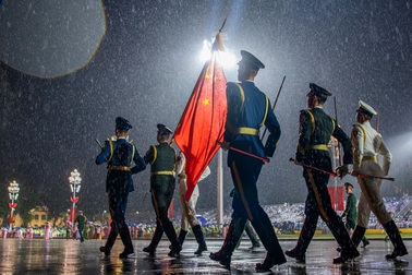 120 quân nhân Trung Quốc tập diễu binh dưới mưa lớn ở Ba Đình