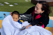 Cậu bé Nùng liệt 2 chân đổi đời nhờ người mẹ nuôi