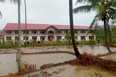 Trường học đổ sập do mưa lũ trước sự chứng kiến của các học sinh