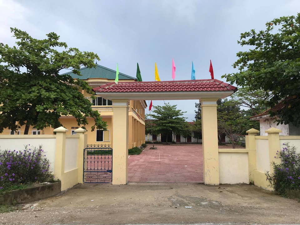 Cổng sắt trường Tiểu học sập, một nữ sinh lớp 3 bị thương - 1 Cổng sắt trường Tiểu học sập, một nữ sinh lớp 3 bị thương - 1