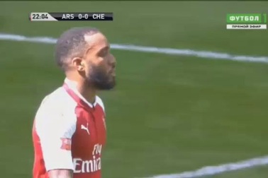 Arsenal - Chelsea: Phút 22, Lacazette sút đập cột dọc