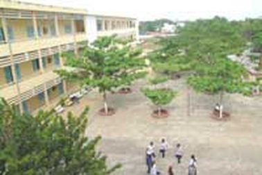 Trường THPT "cấm đẻ" một cách tuỳ tiện