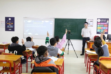 Giáo viên buộc phải thích ứng, nửa học sinh trên lớp, nửa ngồi học tại nhà