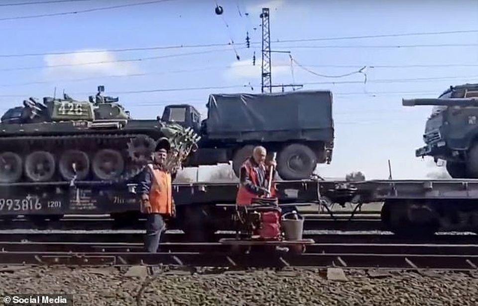 Nga bị nghi đưa thêm xe tăng, vũ khí áp sát biên giới Ukraine - 2 Nga bị nghi đưa thêm xe tăng, vũ khí áp sát biên giới Ukraine - 2