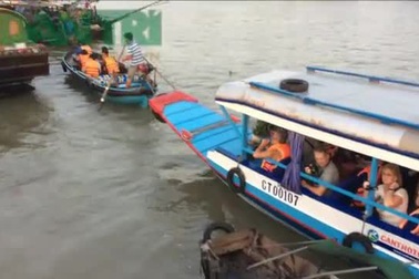 Cảnh buôn bán trên chợ nổi Cái Răng (Cần Thơ)