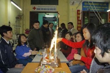 Tặng quà 200 trẻ em nghèo